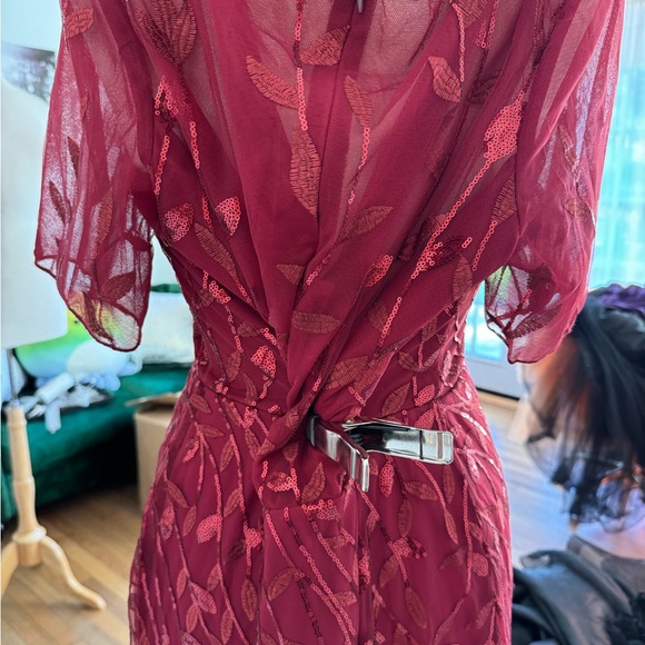 Gorgeous red gown with leaf sequin details - Picture 4 of 6